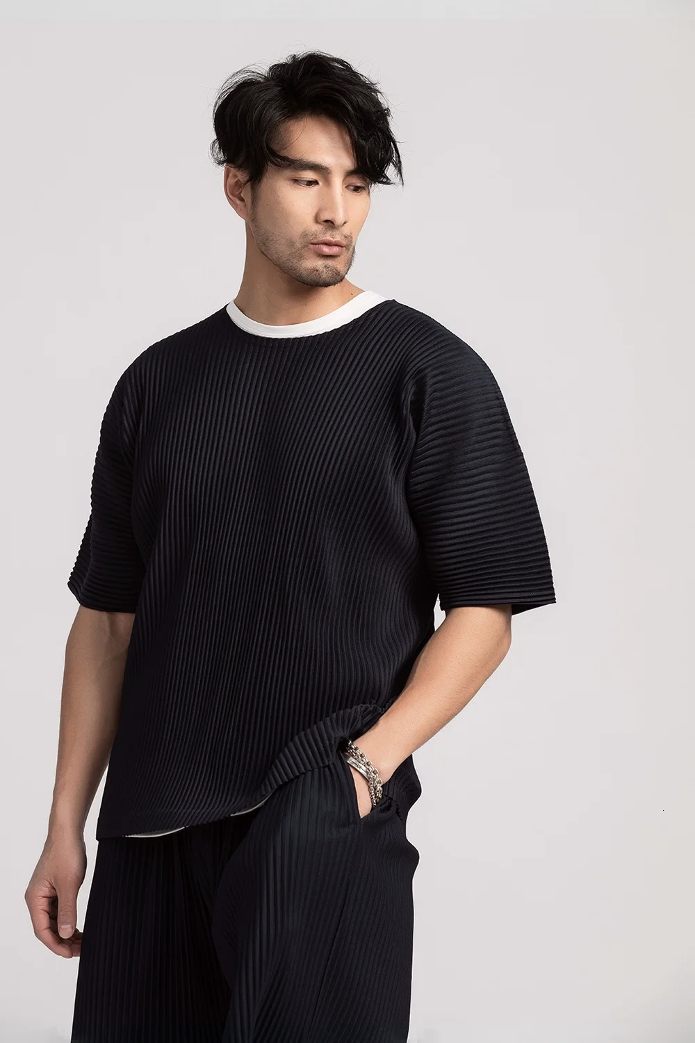 Miyake Pleated T Shirt For Men Summer Clothes Short Sleeve Plain T-Shirt Fashion Black Shirts Round Collar Sports Top 240530