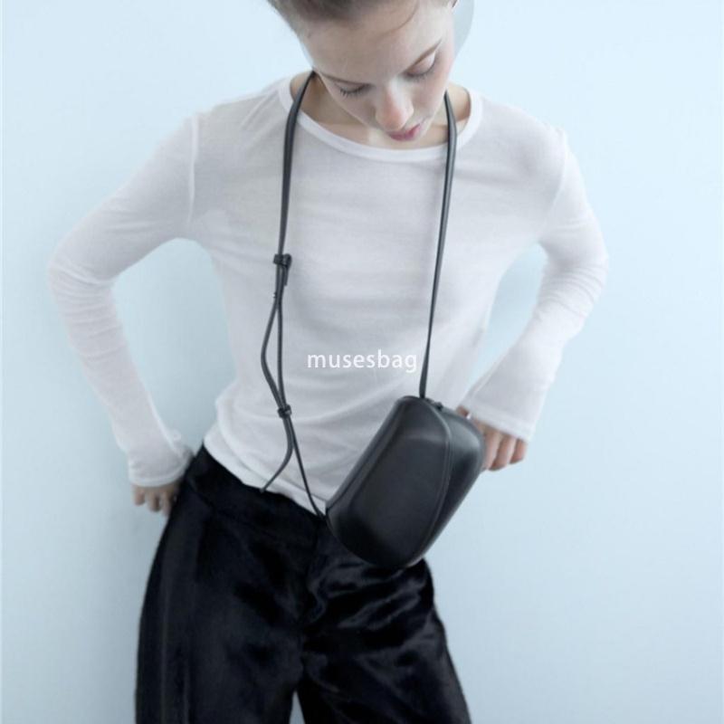 New fashionable and high-quality shell bag with niche design black shoulder bag with simple and generous box style crossbody bag