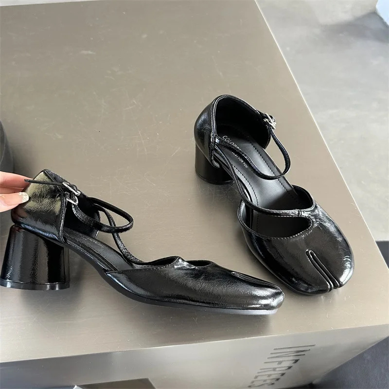Fashion Tabi Ninja WomenRound Split Toe Shallow Thick New Sandals Single Mid Heel Mary Janes Shoes Female Pumps 240515