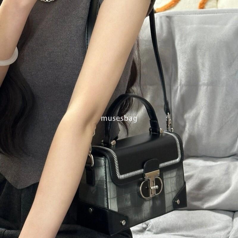 High end and fashionable small fragrant wind ice blue shoulder bag new fashionable and stylish small square bag commuting crossbody bag