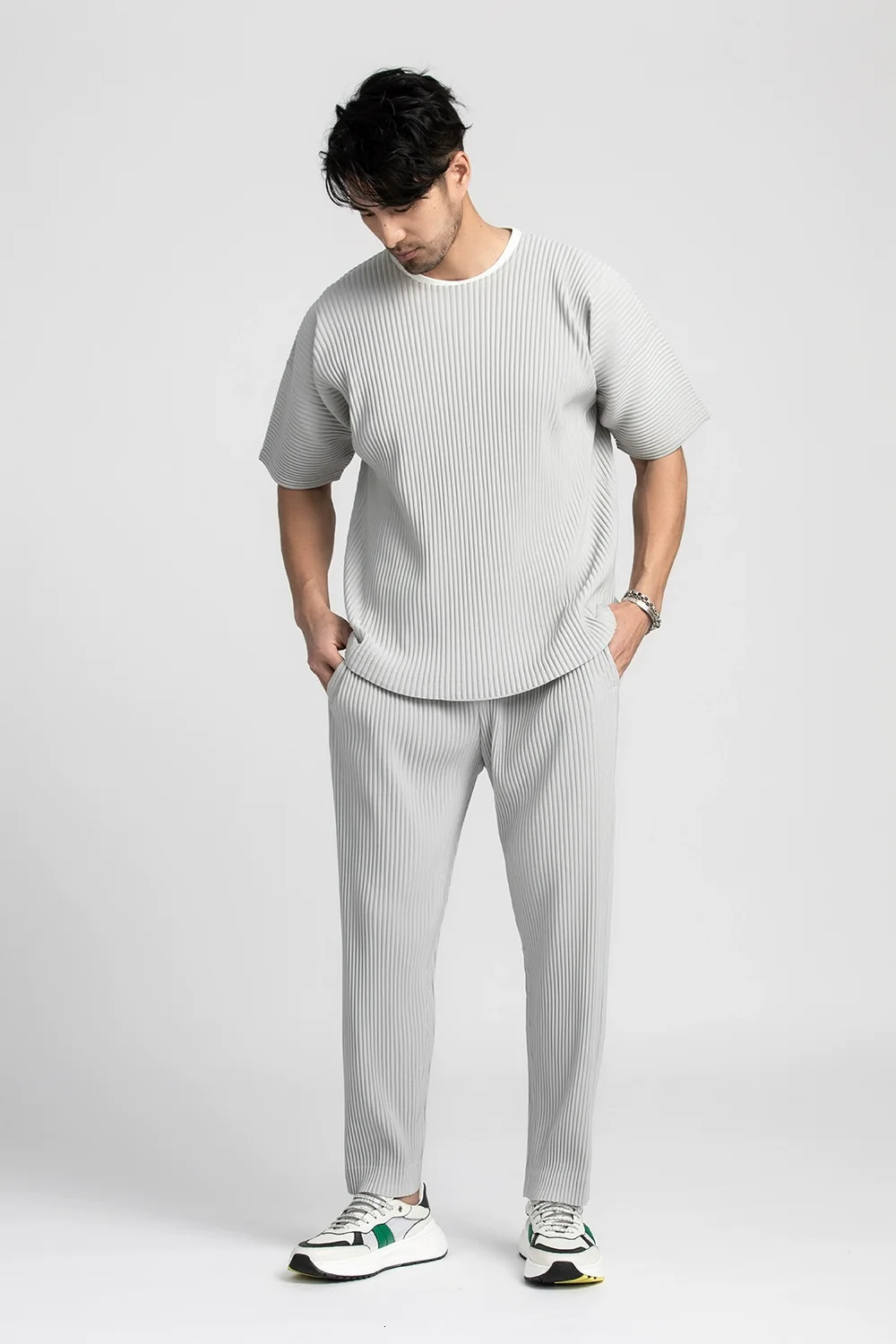 Miyake Pleated T Shirt For Men Summer Clothes Short Sleeve Plain T-Shirt Fashion Black Shirts Round Collar Sports Top 240530