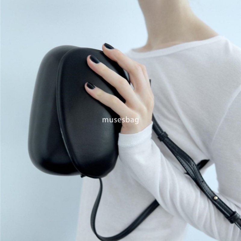 New fashionable and high-quality shell bag with niche design black shoulder bag with simple and generous box style crossbody bag