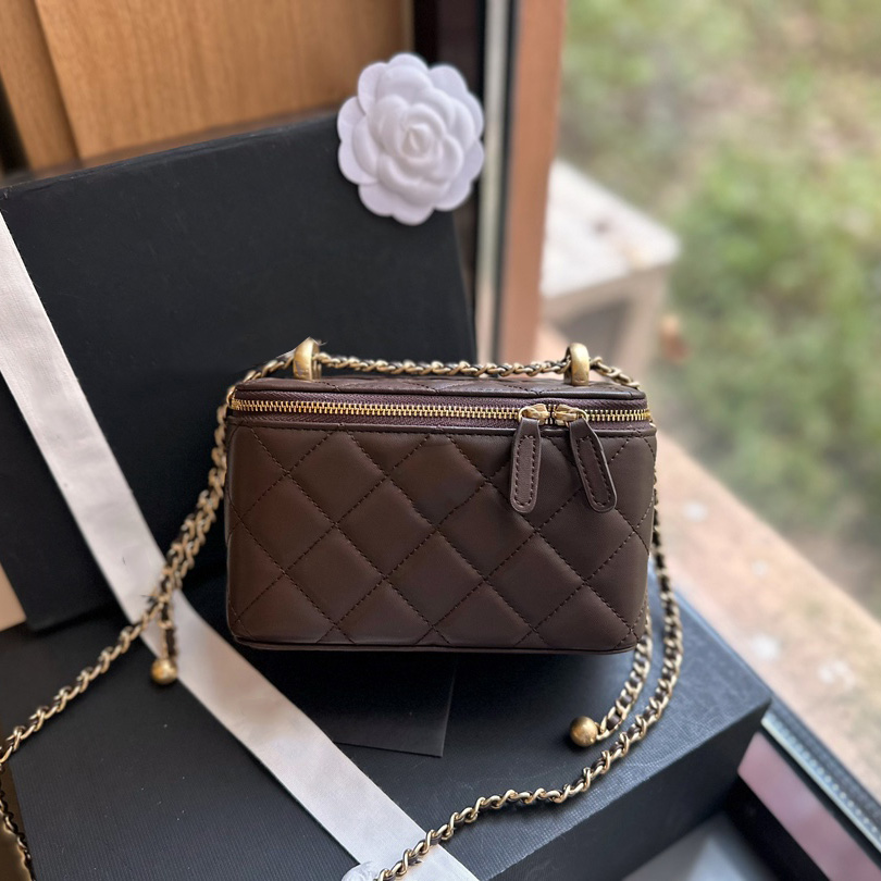 23P Chocolate Lambskin Double Little Balls Lipstick Makeup Vanity Box Bags Card Holder Gold Metal Hardware Matelasse Chain Crossbody Cosmetic Case Purse 18cm