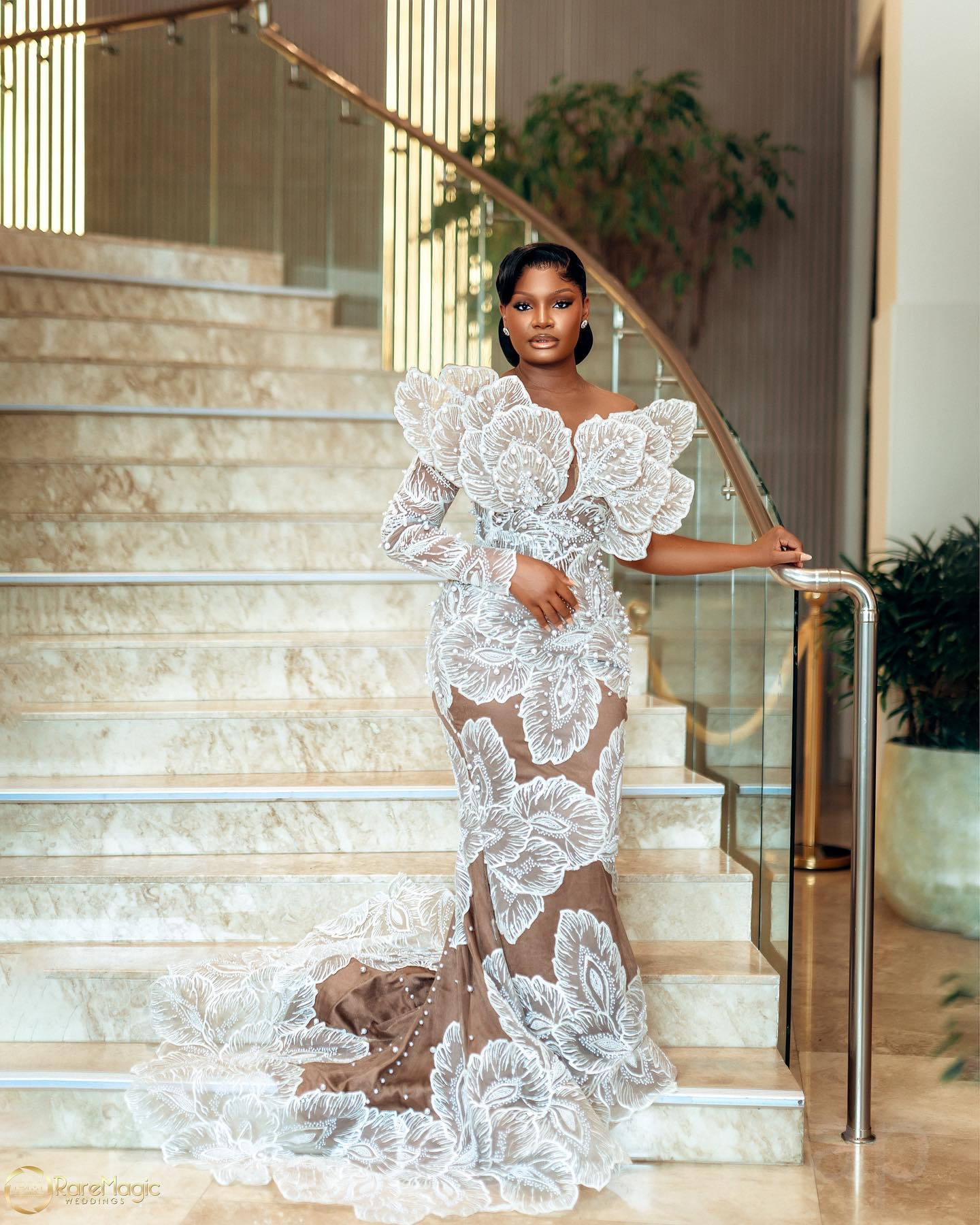 2024 Arabic Aso Ebi Plus Size Illusion Ivory Wedding Dress Pearls Florals Vintage Sexy Bridal Gowns Dresses ZJ206