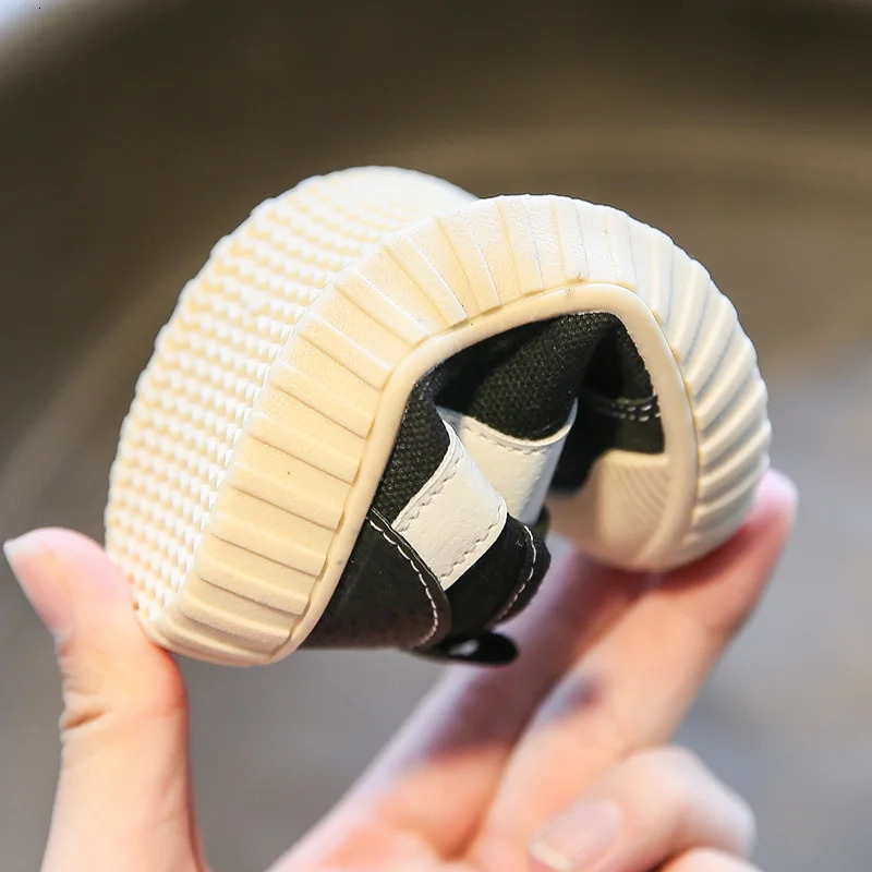 Baby Girls Canvas Shoes Autumn Baby and Preschool Shoes Soft Sole Anti slip Childrens Casual Anti Kick Shoes Childrens Sports Shoes 240516