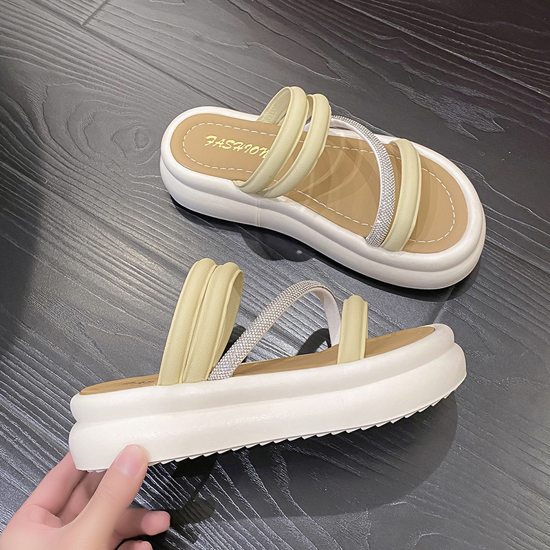 Designer New Women s Fashion Trend Anti slip Wear resistant Comfortable New Soft Sole Flat Outdoor Beach Sandals Indoor Slippers