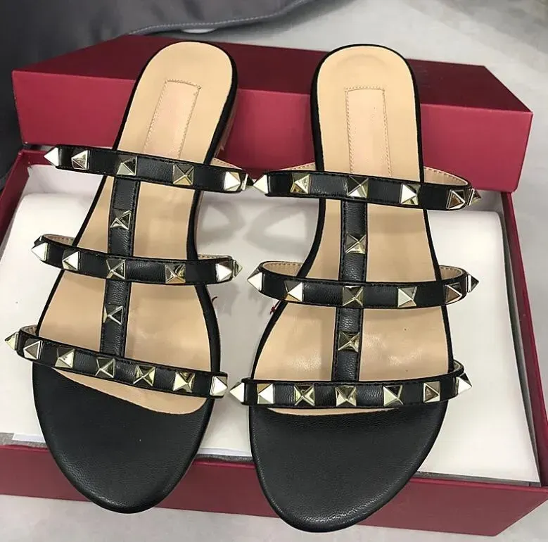 2024 Designer Women Sandals Hollow out Flat Slippers Sandal rivet Girl Shoes Platform Slides Lady casual Flip Flops 35-43