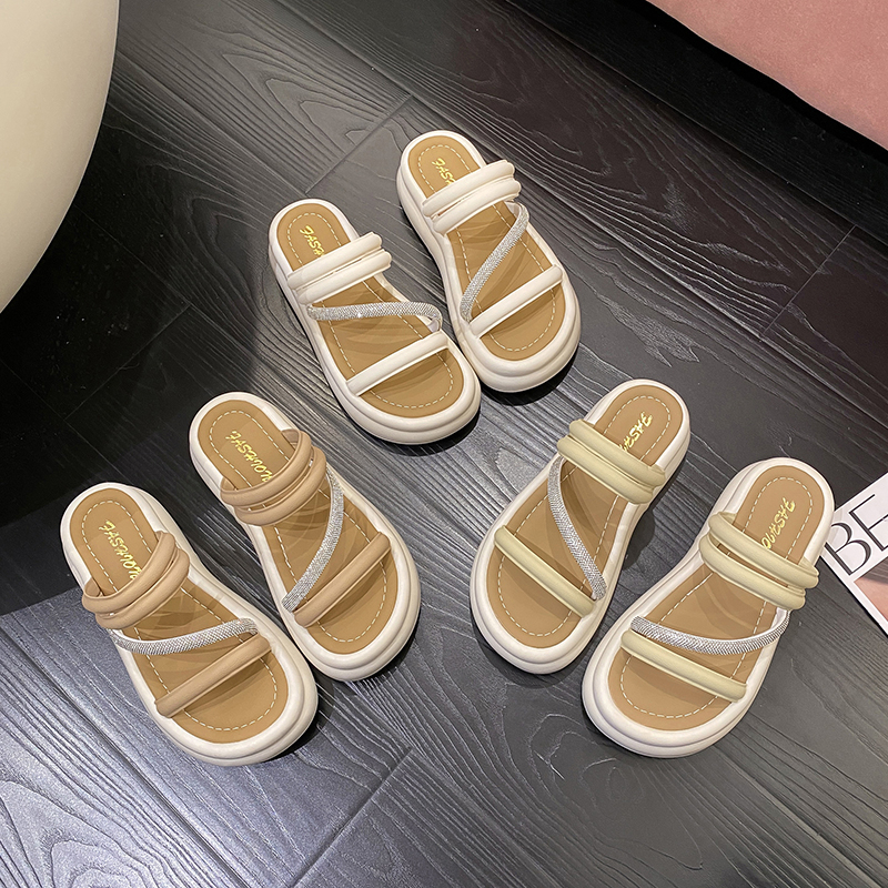 Designer New Women s Fashion Trend Anti slip Wear resistant Comfortable New Soft Sole Flat Outdoor Beach Sandals Indoor Slippers
