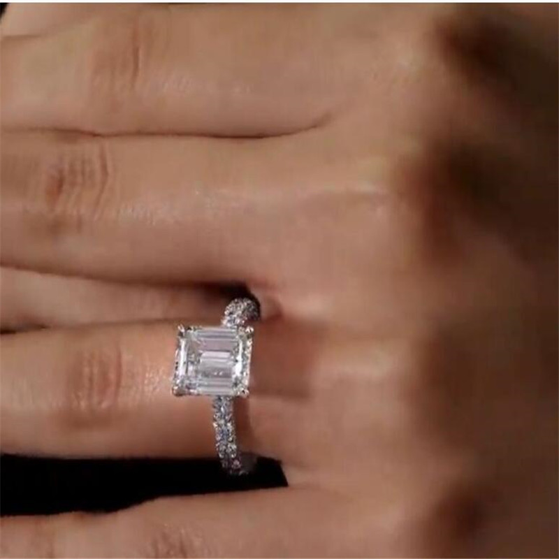 2024 Gorgeous Luxury Jewelry Wedding Rings 925 Sterling Silver Emerlad Cut Lab Moissanite Diamond Party Eternity Elegant Women Engagement Band Ring Gi