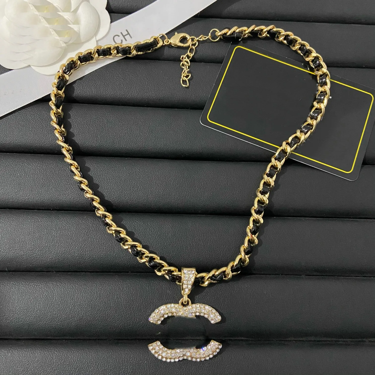 High quality v gold Choker Necklace Chain Pearl Designer Brand Letter Diamond Pendants Necklaces Women Wedding Jewelry Gift s