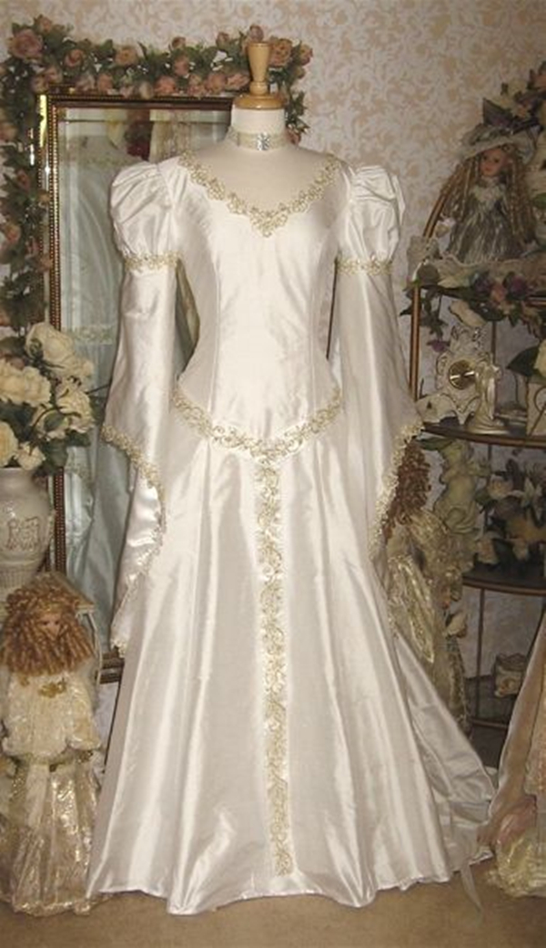 Medieval Renaissance A-Line Wedding Dresses Bell Long Sleeves V-Neck Ivory Satin Bridal Gowns Gold Lace Appliqued Vintage Victorian Vestido De Novia F