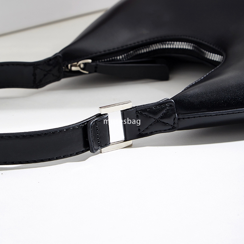 Korean version of solid color simple portable shoulder bag with a sense of luxury casual and versatile underarm bag This year's new stylish women