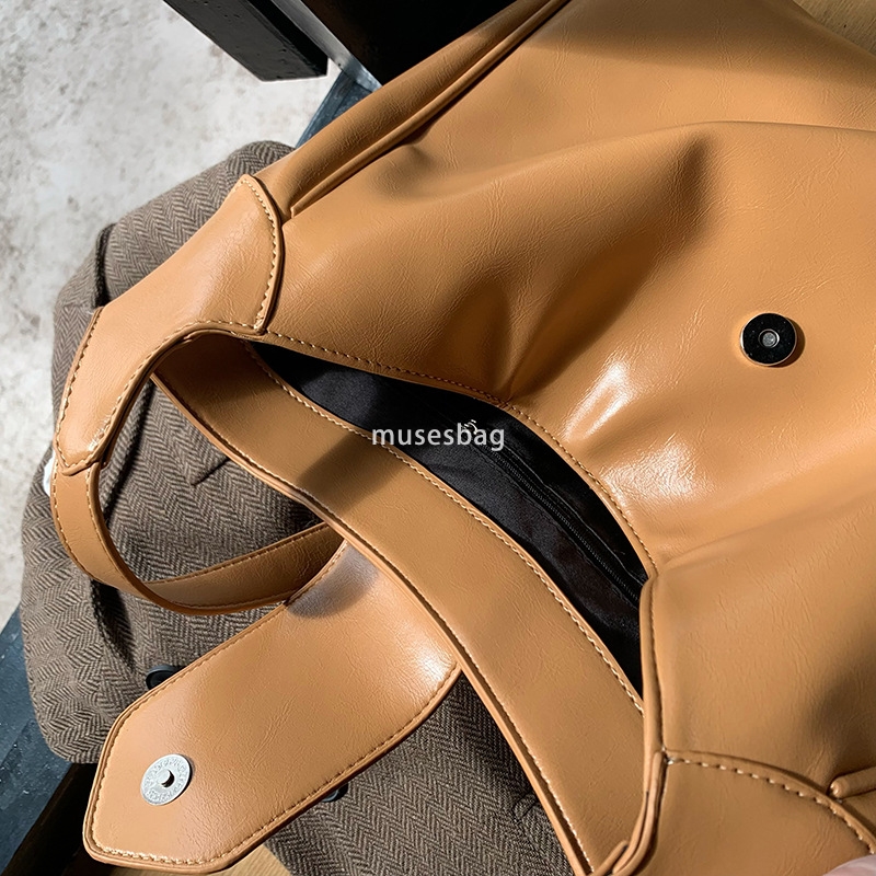 Retro oil wax leather niche design women's bag Korean autumn and winter new versatile single shoulder tote bag large capacity crossbody bag