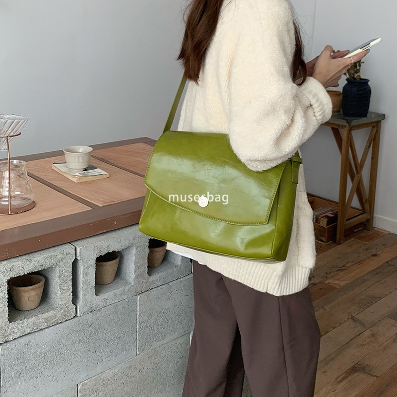 Autumn new niche design retro large capacity briefcase with quality sensitivity diligent crossbody simple messenger bag