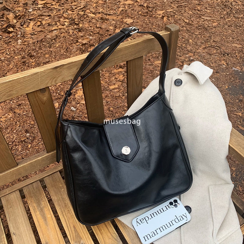 Retro oil wax leather niche design women's bag Korean autumn and winter new versatile single shoulder tote bag large capacity crossbody bag
