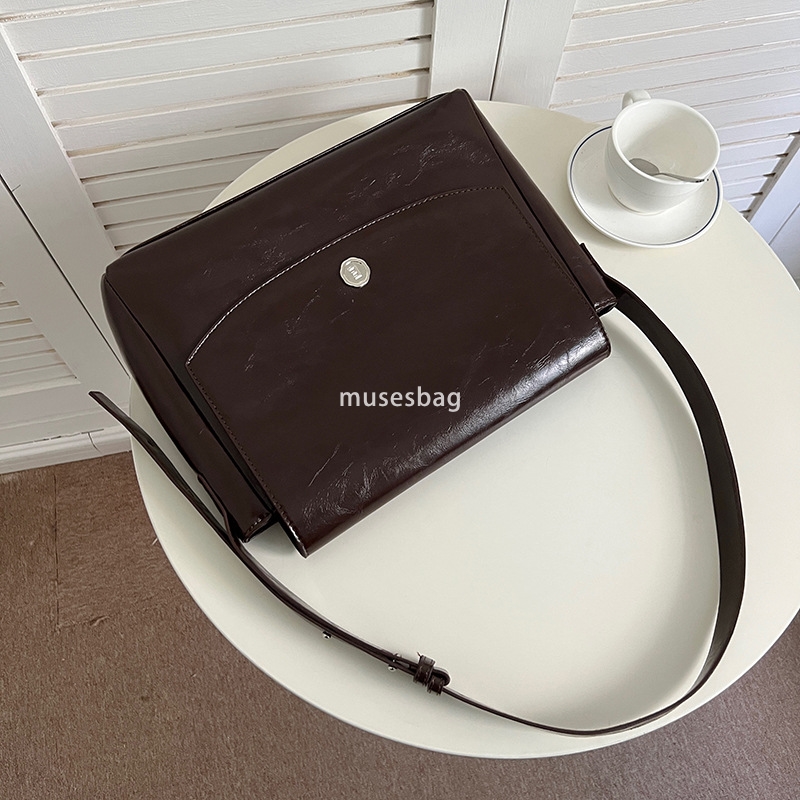 Autumn new niche design retro large capacity briefcase with quality sensitivity diligent crossbody simple messenger bag