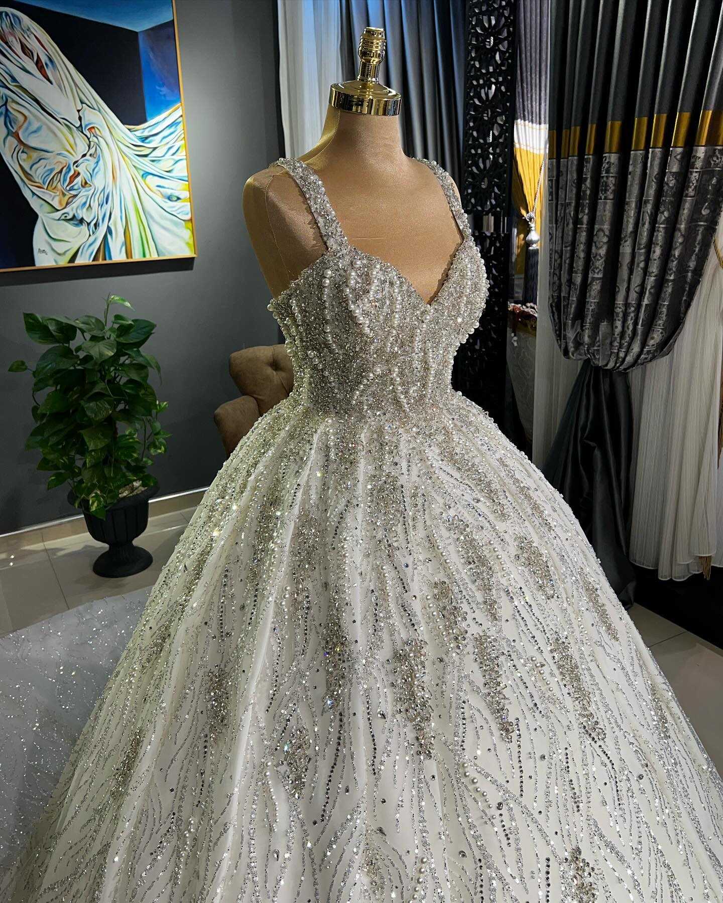 Luxury Ball Gown Wedding Dresses Beads Crystals Pearls Sequins Lace Sleeveless Backless Zipper Court Gown Custom Made Bridal Plus Size Vestidos De Nov