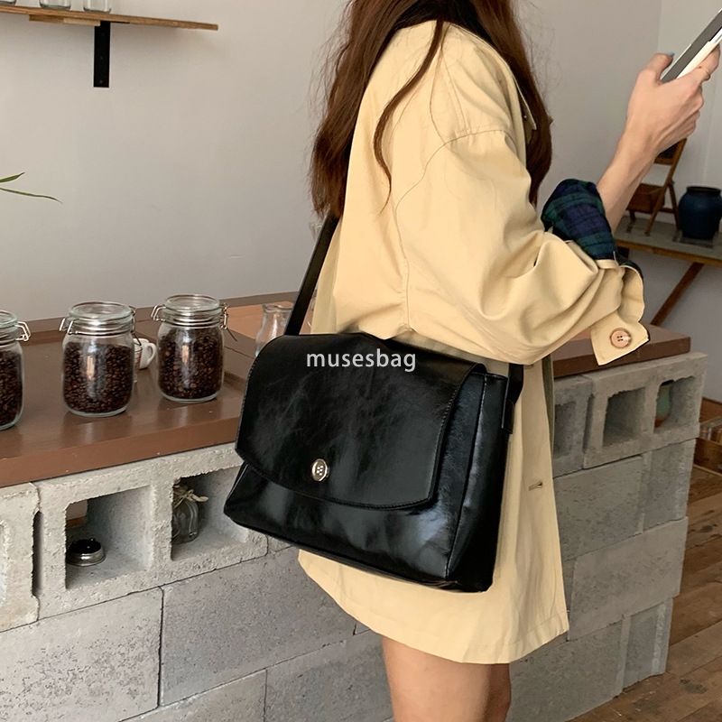 Autumn new niche design retro large capacity briefcase with quality sensitivity diligent crossbody simple messenger bag