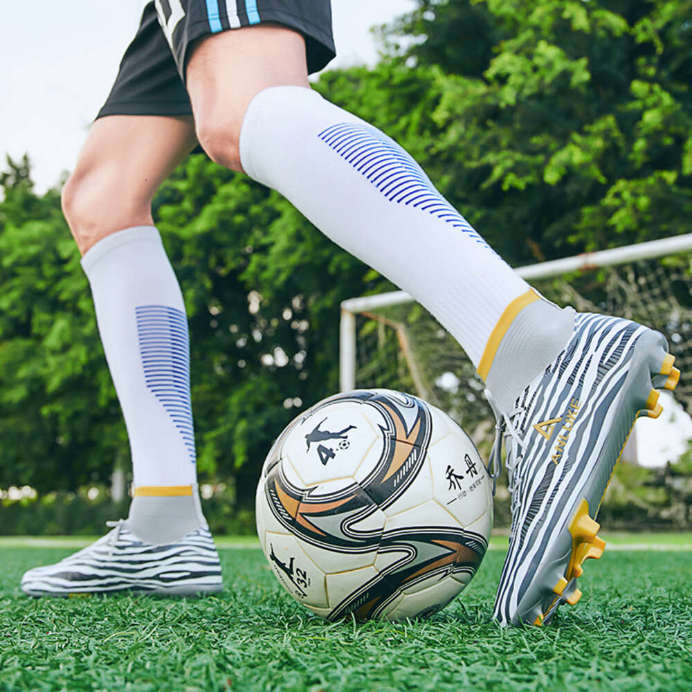 High Quality High-top Flying Knit Socks Latest Male Sports Sneakers Men's Soccer Shoes