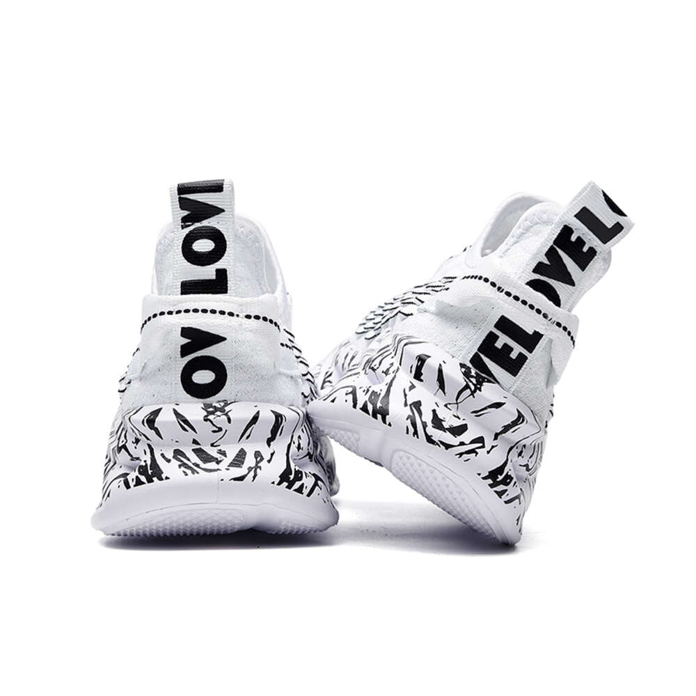 Factory direct comfortable four seasons flying mesh men's Fashion breathable sports shoes