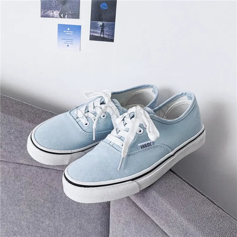 Leisure flat canvas sports shoes for women outdoor solid color light sports shoes for tennis womens street clothing lace up vulcanized shoes 240611