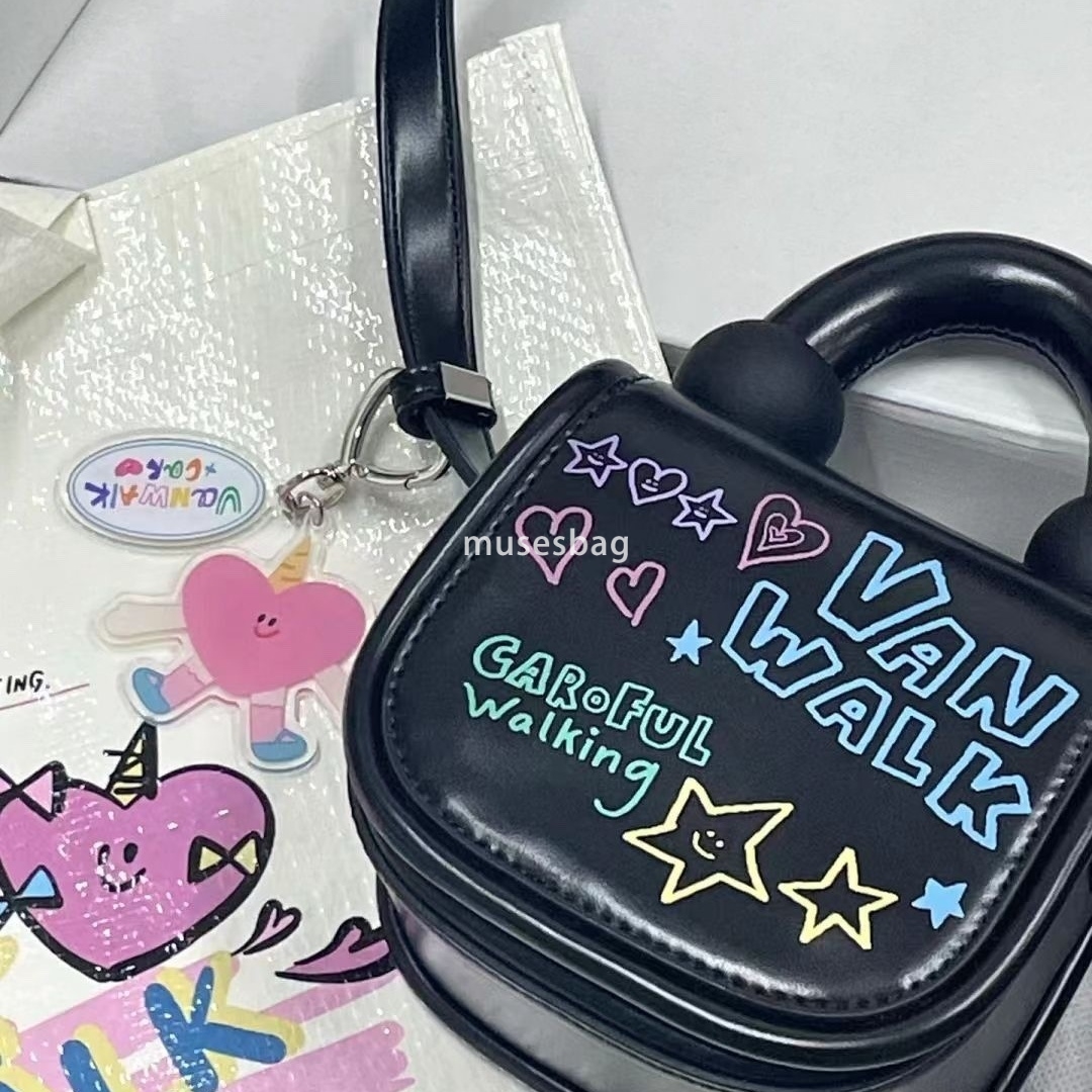 Unique design, super cute and stylish cartoon graffiti bag spring and summer new Korean version for commuting students crossbody bag tote bag