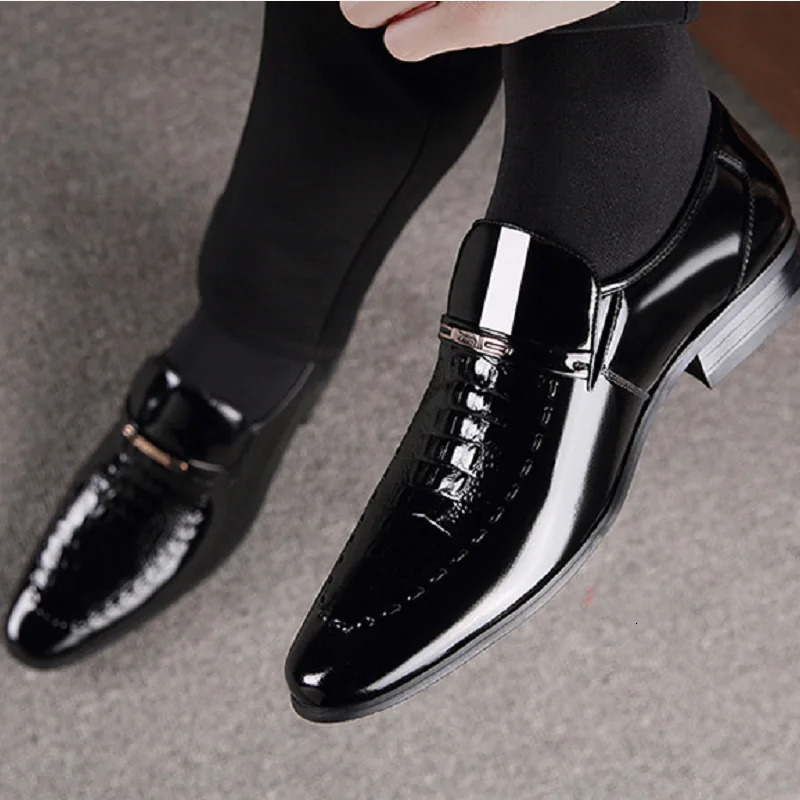 Patent leather business mens shoes officially slip on a dress mens shoes Oxford footwear mens zapatos casual leather shoes 240611