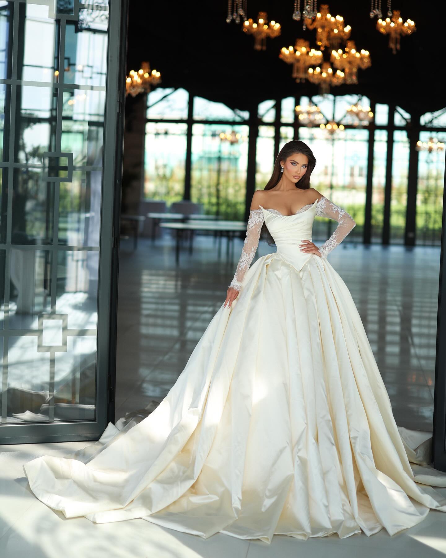Elegant ivory A e Dress for bride strapless lace long sleeves Wedding Dresses backless vestidos de novia ruffle sweep train bridal gowns mariage