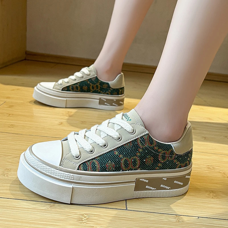 Womens slider fashion womens treasure head half slider wearing young girl sports shoes style muffin lace casual canvas platform shoes 240611