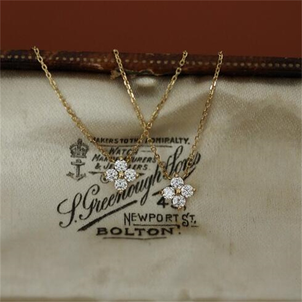 New fashionable and trendy jewelry Moissanite Four-leaf Flower Pendant Niche Light Sterling Sier Chain Necklace for Women Friend Gift