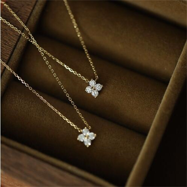 New fashionable and trendy jewelry Moissanite Four-leaf Flower Pendant Niche Light Sterling Sier Chain Necklace for Women Friend Gift