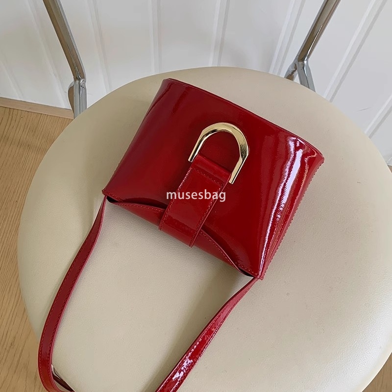 A niche retro patent leather bucket bag for women new fashionable and versatile mobile phone bag horseshoe buckle single shoulder crossbody bag trendy