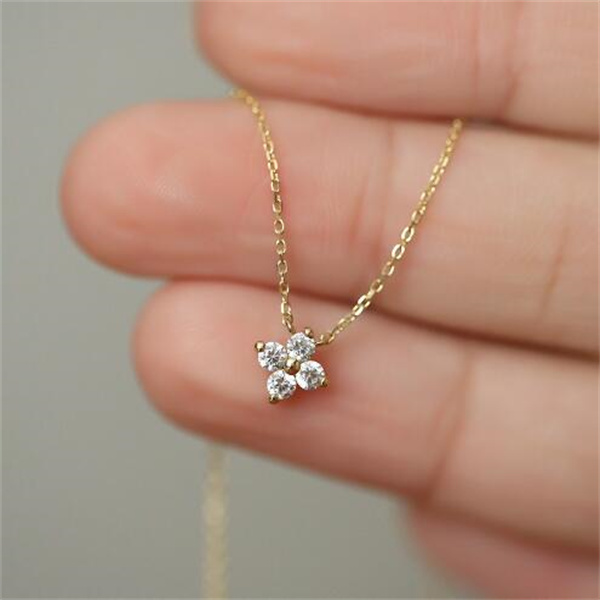 New fashionable and trendy jewelry Moissanite Four-leaf Flower Pendant Niche Light Sterling Sier Chain Necklace for Women Friend Gift