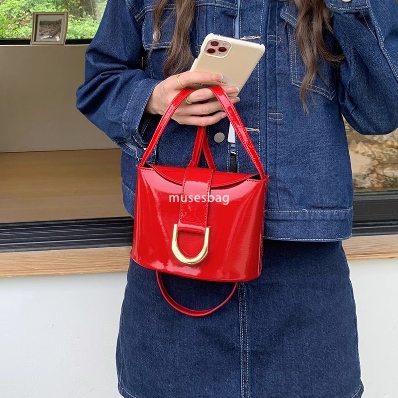 A niche retro patent leather bucket bag for women new fashionable and versatile mobile phone bag horseshoe buckle single shoulder crossbody bag trendy