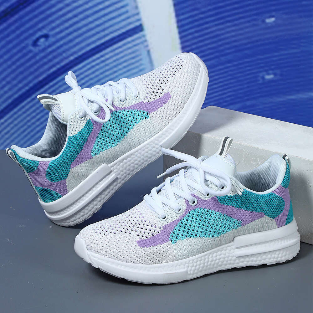 Factory wholesale lightweight fashionable sports shoes for women