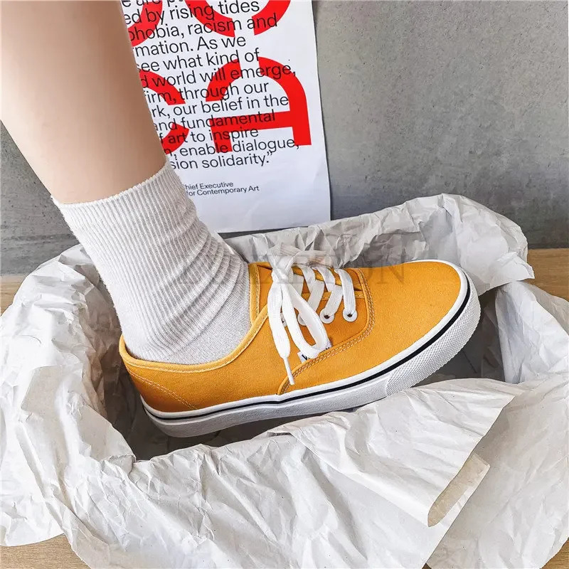 Leisure flat canvas sports shoes for women outdoor solid color light sports shoes for tennis womens street clothing lace up vulcanized shoes 240611