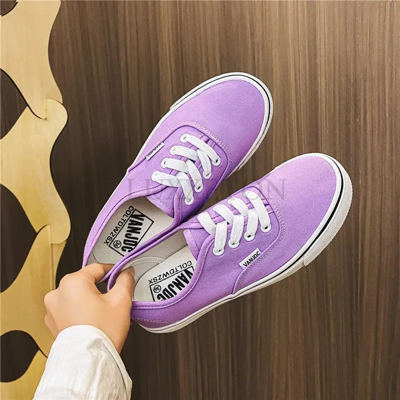 Leisure flat canvas sports shoes for women outdoor solid color light sports shoes for tennis womens street clothing lace up vulcanized shoes 240611