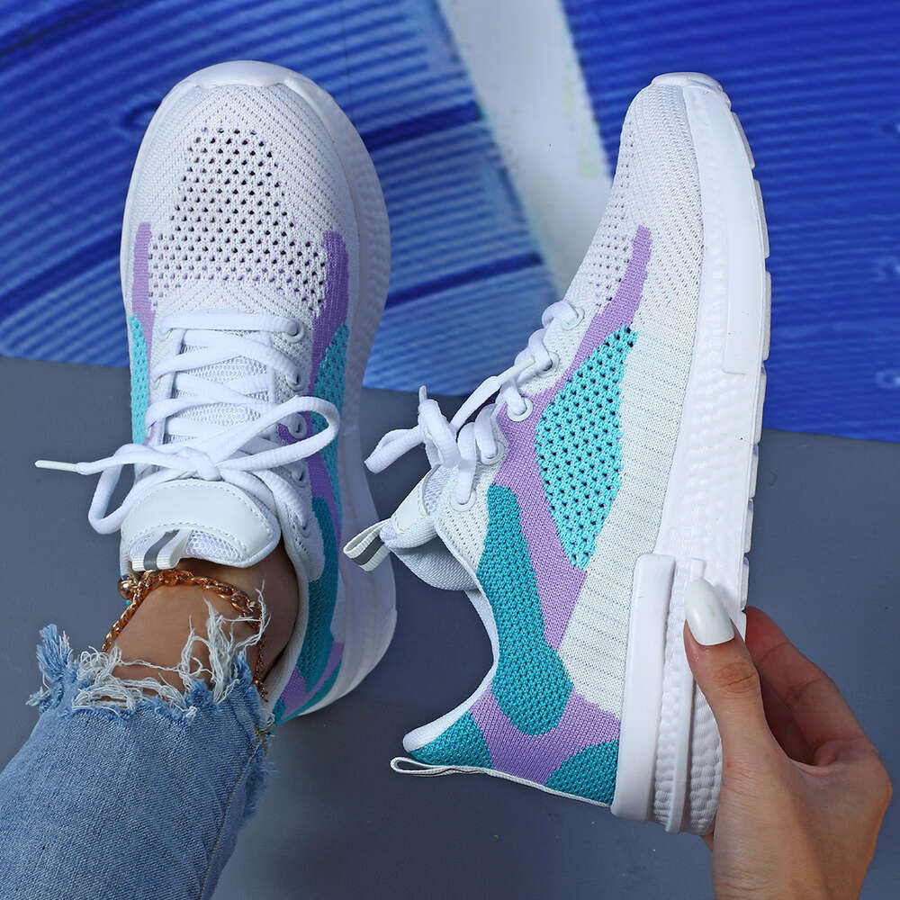 Factory wholesale lightweight fashionable sports shoes for women