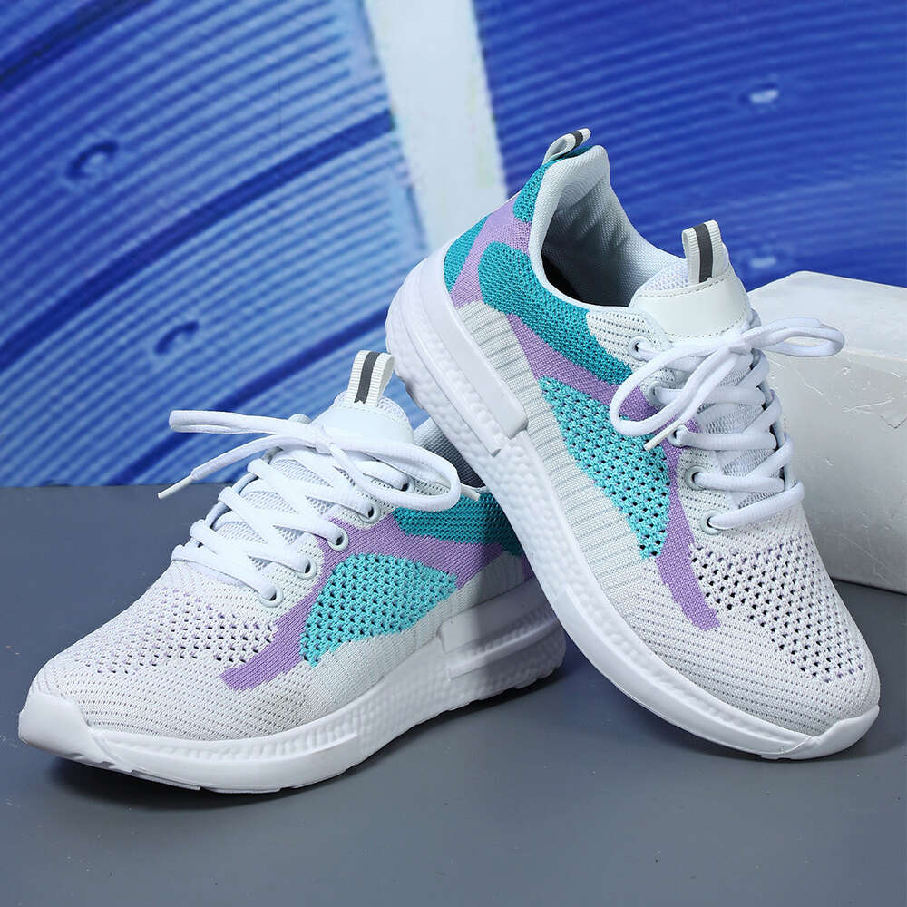 Factory wholesale lightweight fashionable sports shoes for women