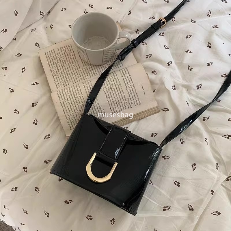 A niche retro patent leather bucket bag for women new fashionable and versatile mobile phone bag horseshoe buckle single shoulder crossbody bag trendy
