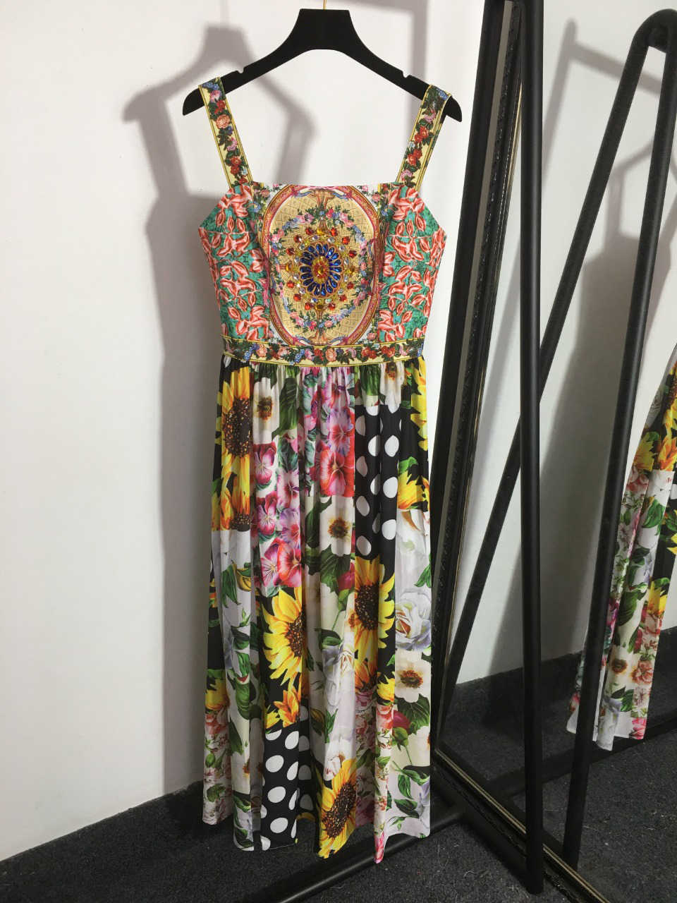 Summer Designers Floral Dresses For Woman Heavy Embroidery Hollow Fabric Temperament Slash Neck Waist-skimming Short-sleeved Dresses Plus Size Womens Clothing