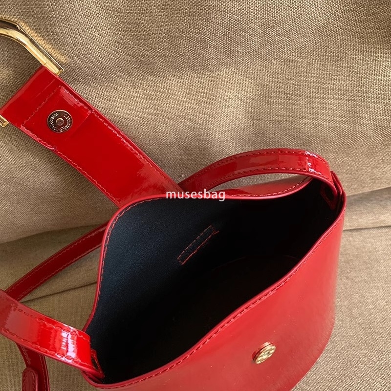 A niche retro patent leather bucket bag for women new fashionable and versatile mobile phone bag horseshoe buckle single shoulder crossbody bag trendy