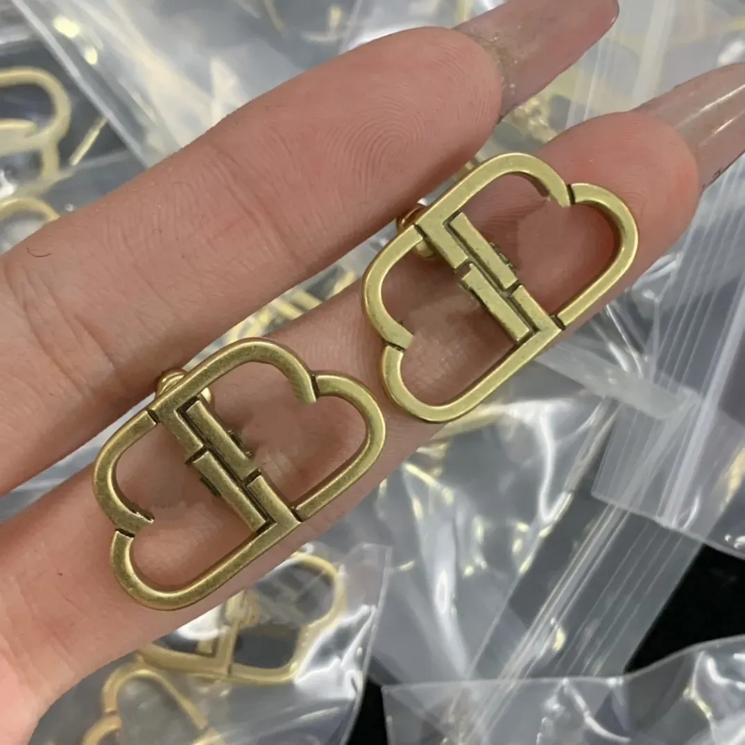 Luxury Pearl Earrings Designer Letters Gold Earring Stud Elegant Women Jewelry Silver Earings Gift Couple Diamond Hoop Earing Charm Studs Hoops CYG24061204-6