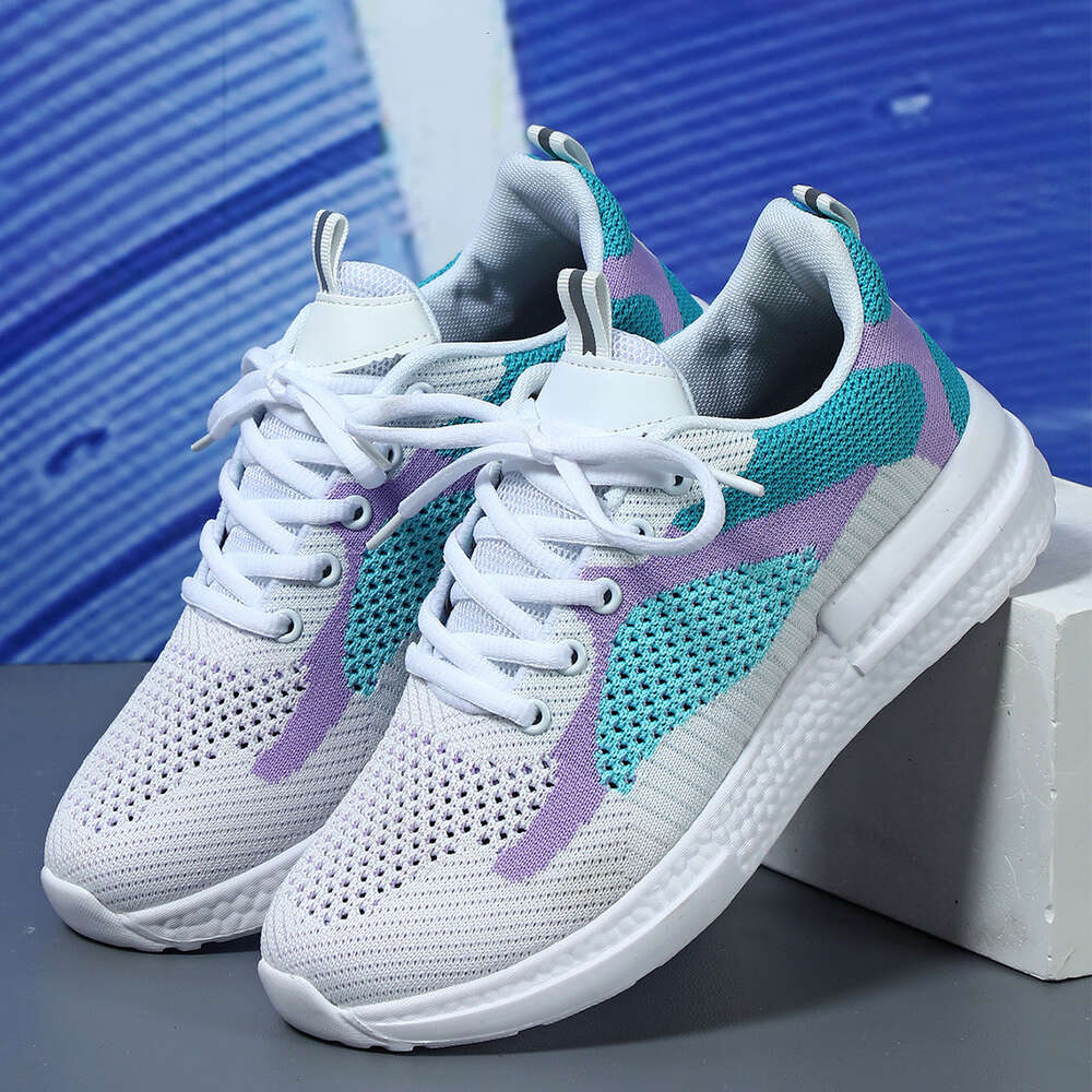 Factory wholesale lightweight fashionable sports shoes for women