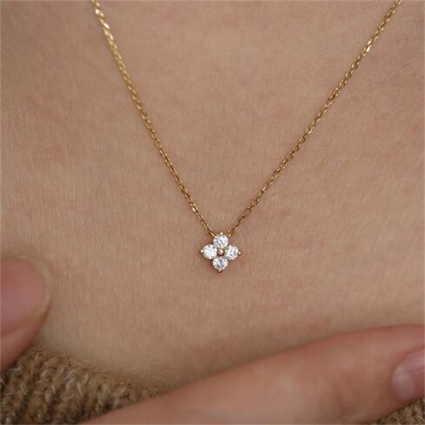 New fashionable and trendy jewelry Moissanite Four-leaf Flower Pendant Niche Light Sterling Sier Chain Necklace for Women Friend Gift