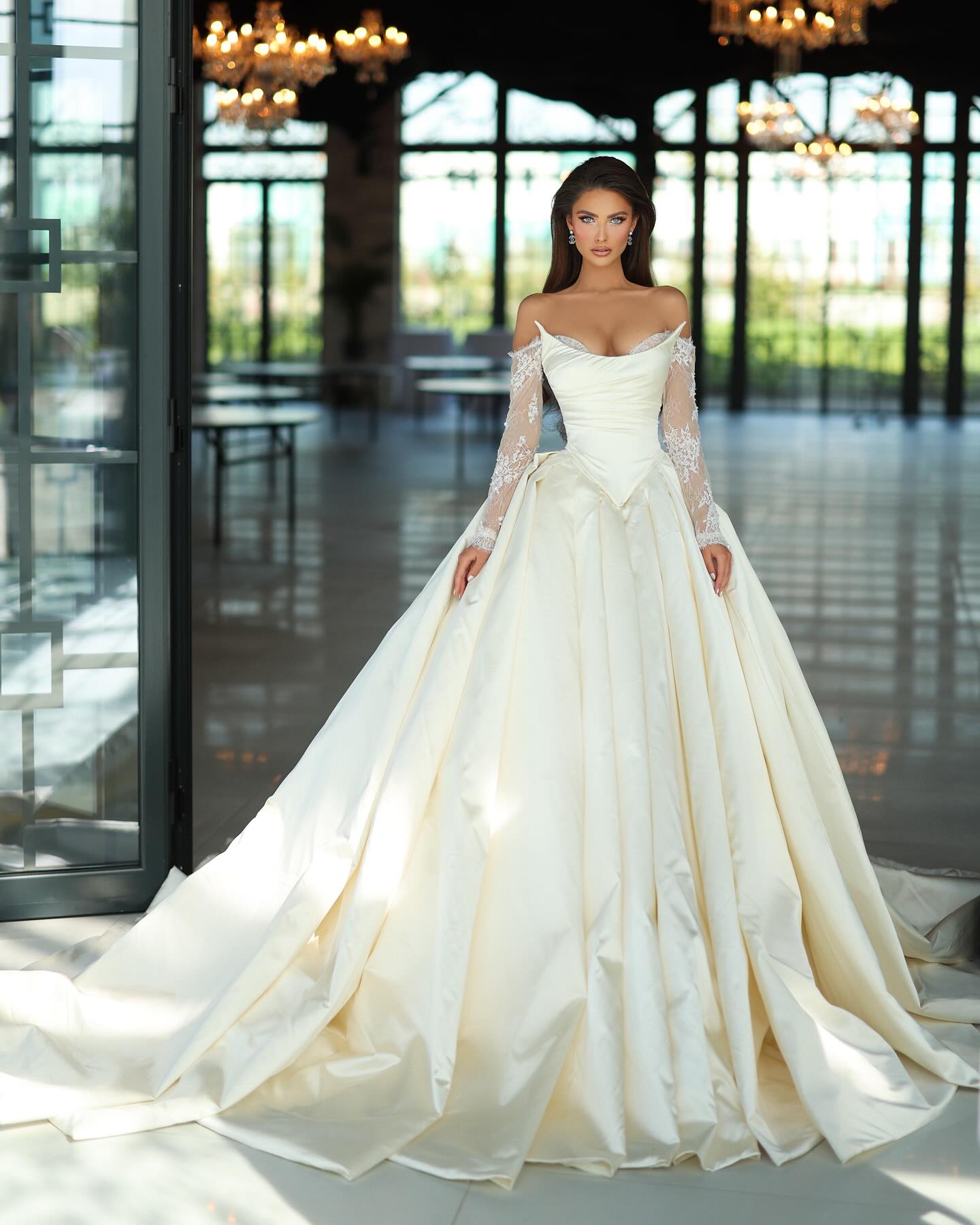 Elegant ivory A e Dress for bride strapless lace long sleeves Wedding Dresses backless vestidos de novia ruffle sweep train bridal gowns mariage