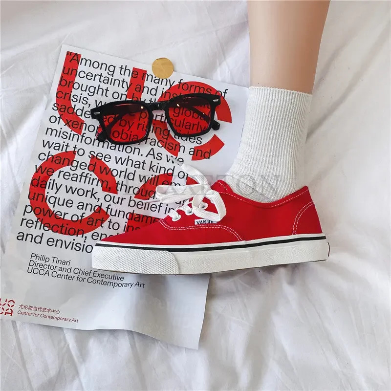 Leisure flat canvas sports shoes for women outdoor solid color light sports shoes for tennis womens street clothing lace up vulcanized shoes 240611