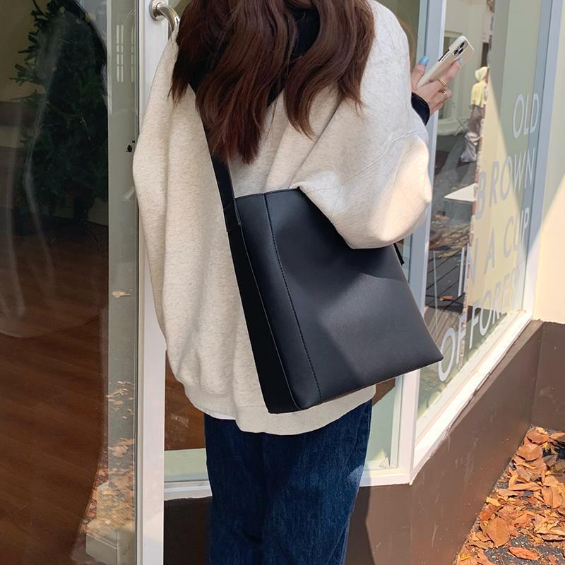 New Fashion Japanese and Korean Shoulder Bag Water Bucket Bag Instagram Retro Crossbody Large Capacity Tote Big Bag Student Bag