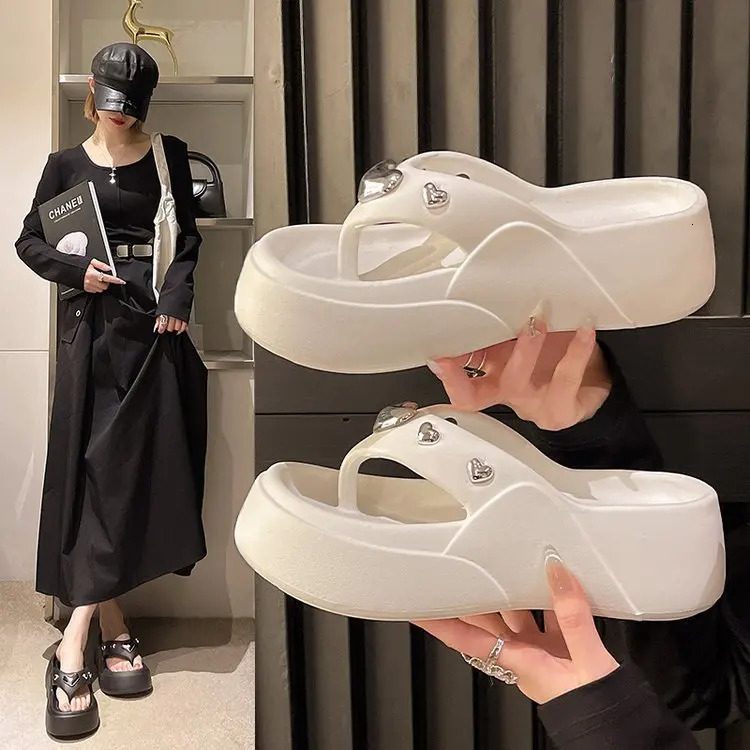 Pok Heel Clamping Punk Love Herringbone Slippers for Womens Summer 2024 Anti slip Thick Sole 5.5cm Beach Slippers 240611