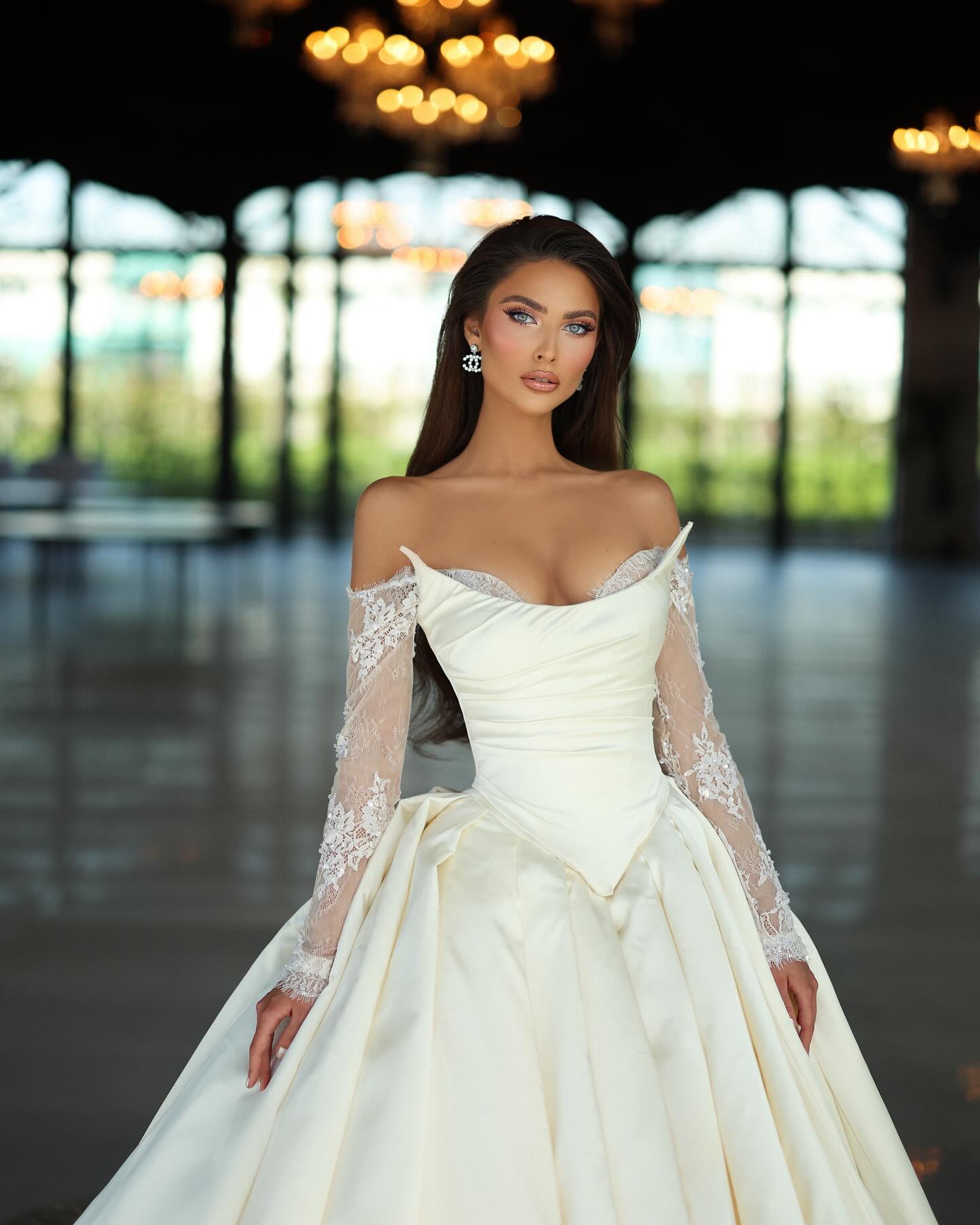 Elegant ivory A e Dress for bride strapless lace long sleeves Wedding Dresses backless vestidos de novia ruffle sweep train bridal gowns mariage